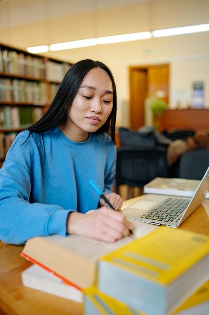 How to Write a Thesis Paragraph: Essential Tips